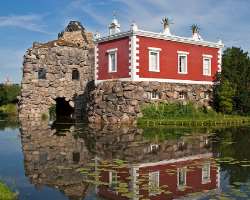 The view of Rock Island and Villa Hamilton on the lake takes you to another world.